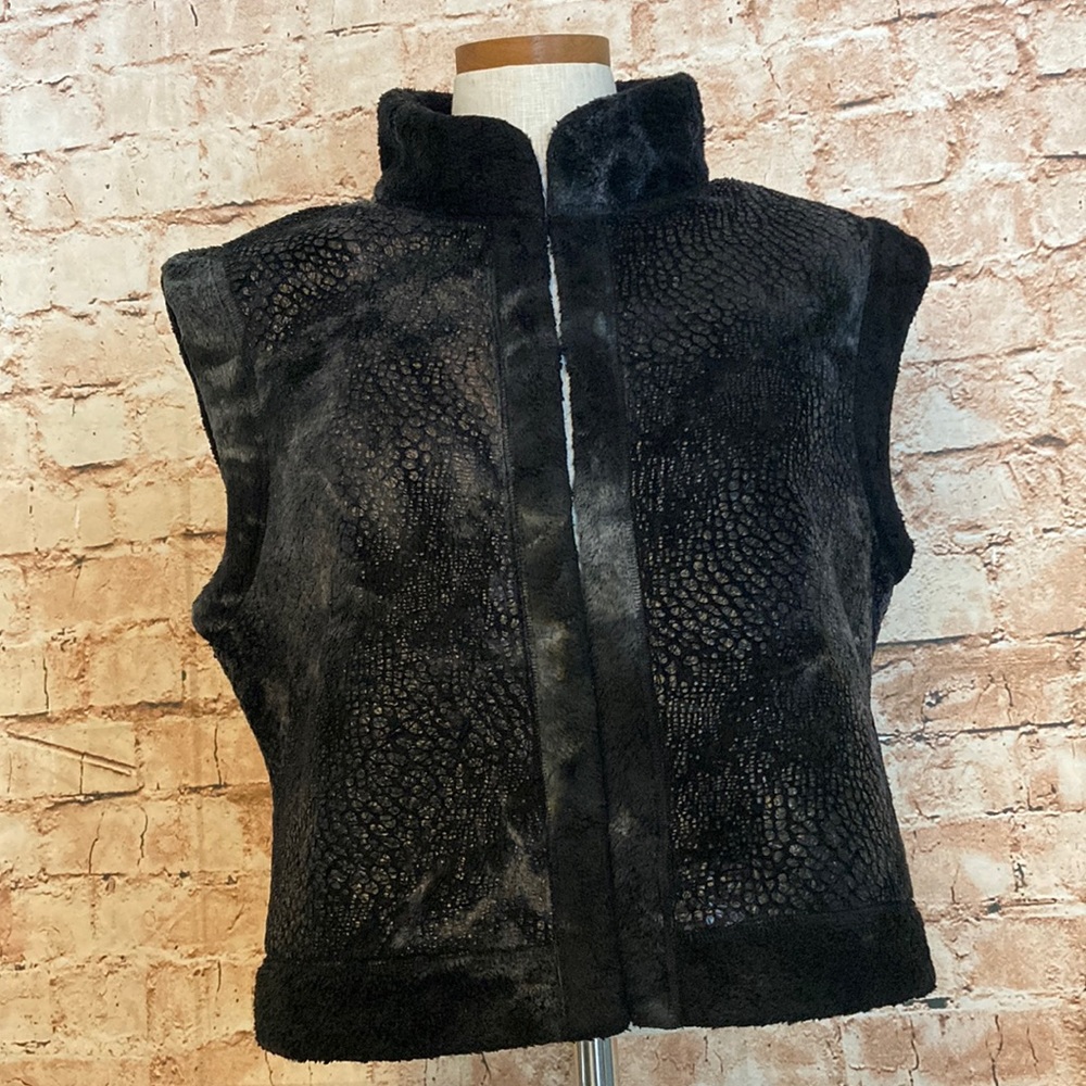 Lovely Yansi Fugel reversible fleece vest